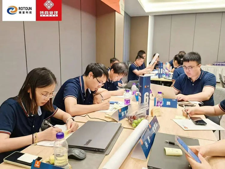 ทีมผู้บริหารของ บริษัท ของเราดำเนินการฝึกอบรมเรื่อง 